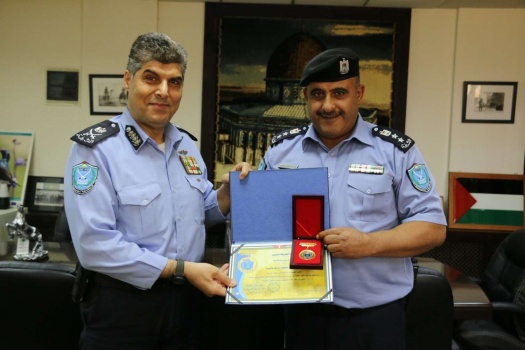 اللواء حازم عطا الله يمنح جائزة التميز لمديرية شرطة محافظة رام الله والبيرة