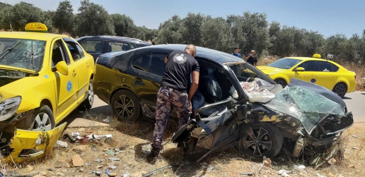 صور...إصابتان بحادث تصادم 3 مركبات في جنين