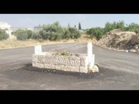 في الأردن: قبر بمنتصف الشارع!