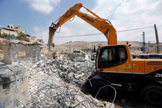 الاحتلال يجبر مواطنا مقدسيا على هدم منزله في سلوان