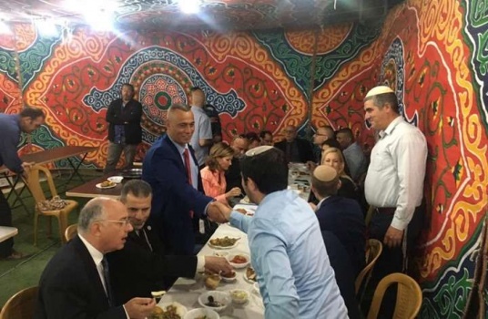 صحيفة عبرية: رجل أعمال فلسطيني يوافق على حضور مؤتمر البحرين.. فمن هو ؟