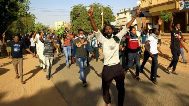 السودان: 5 قتلى خلال فض اعتصام بالخرطوم