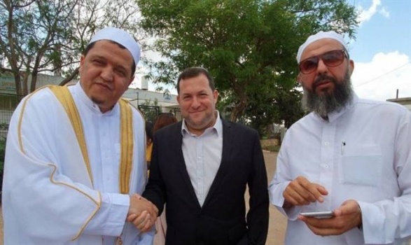 إمام مسجد فرنسي يزور مستوطنات الضفة ويدعم إسرائيل!
