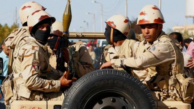 مصر: مقتل 14 جندياً بهجوم على نقطة تفتيش