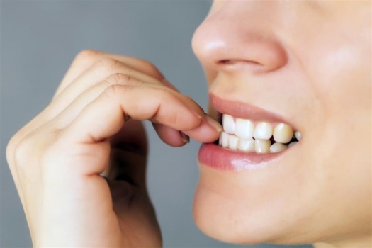 ما هي أسباب أكل وقضم الأظافر وكيف تتخلص من تلك العادة؟