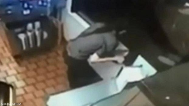 موظفة "ماكدونالدز" كادت تصاب بالعمى بسبب "تشيز برغر"