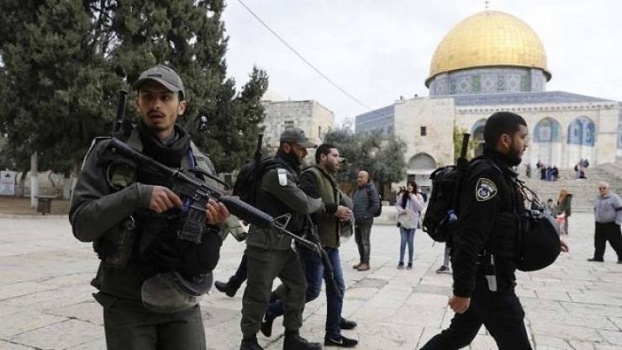 الاحتلال يعتقل موظفين من الأوقاف في القدس