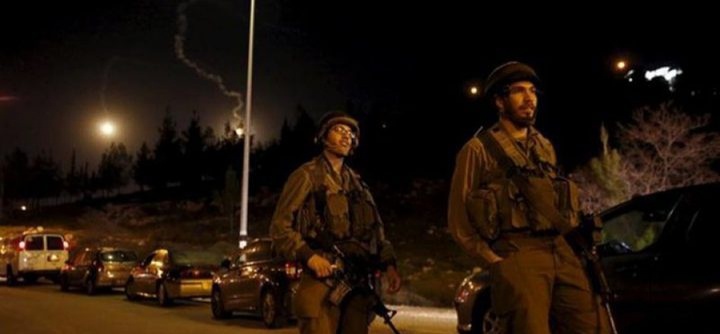 الاحتلال يطارد مركبة ويشدد من اجراءاته شمال الخليل