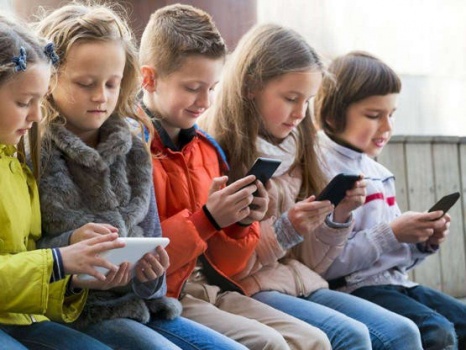 كيف تحمي أطفالك أثناء استخدام الأجهزة الجوالة؟