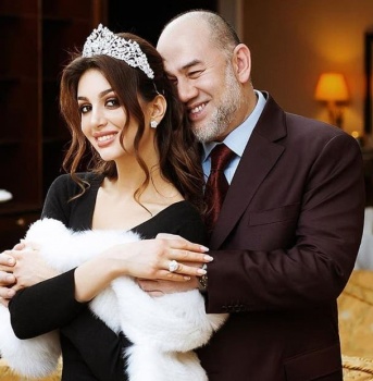 ملك ماليزيا السابق لملكة جمال موسكو: "طالق بالثلاثة"