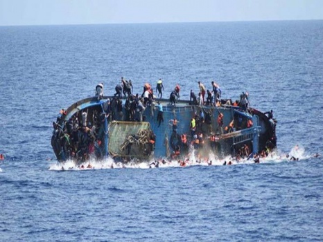 غرق قارب يحمل 250 شخصا قبالة ليبيا بينهم فلسطينيين