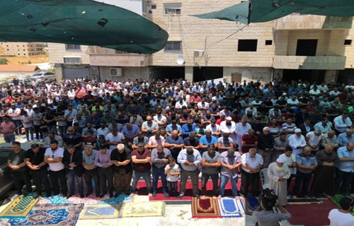للجمعة الثالثة- الفلسطينيون يؤدون صلاة الجمعة بواد الحمص