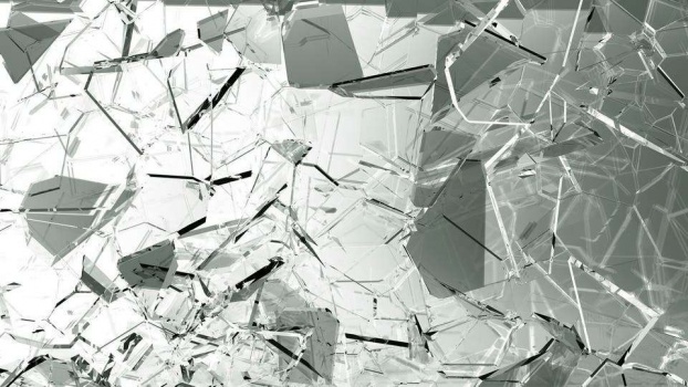 علماء يطورون زجاجاً غير قابل للكسر.. وهذا عيبه