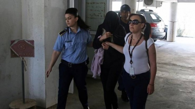 قبرص: توقيف بريطانية اتهمت إسرائيليين باغتصابها