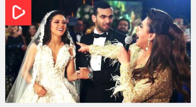 شاهد.. نشوى مصطفى تغني في زفاف ابنها بشكل "عفوي"