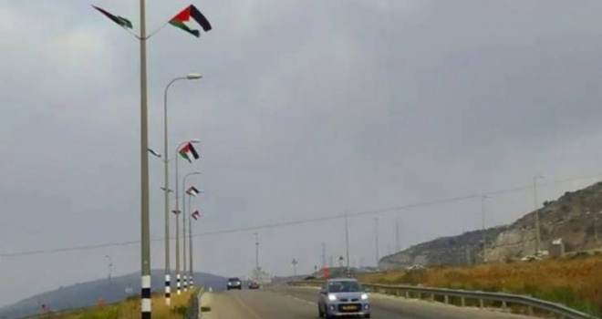 اعلام فلسطين ترفرف في شارع رقم 60