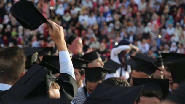 البطالة بين الخريجين تتجاوز الـ 50%
