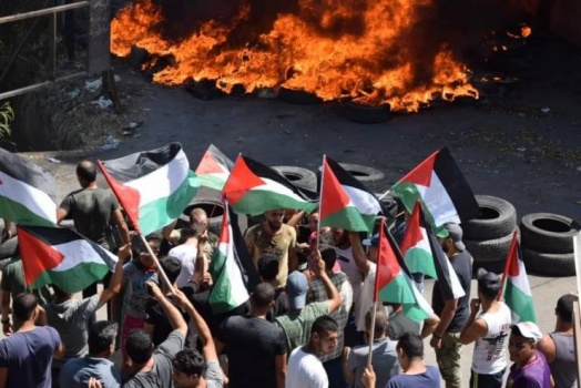 الفلسطينيون في لبنان: موجة غضب وحرق إطارات