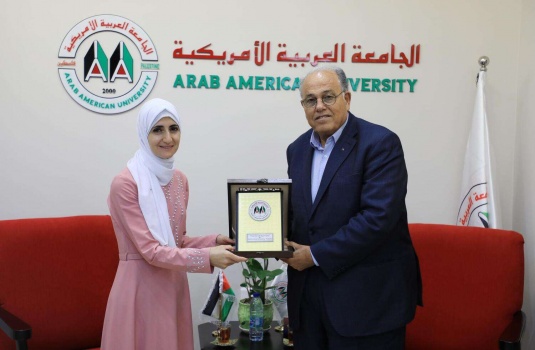 الجامعة العربية الأمريكية تكرم الفائزة بمسابقة "الطالب الجامعي الباحث"