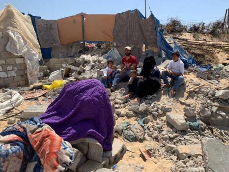 صور...عائلة فلسطينية تعيش وسط الأفاعي والكلاب تستصرخ الرئيس: أمهلونا أسبوعاً فقط لنُغادر