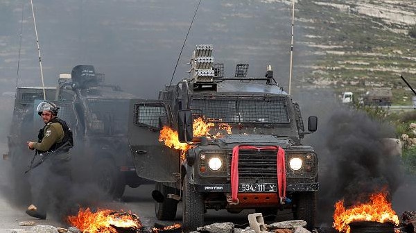 شاهد: لحظة اندلاع النيران في جيب عسكري اسرائيلي شرق غزة