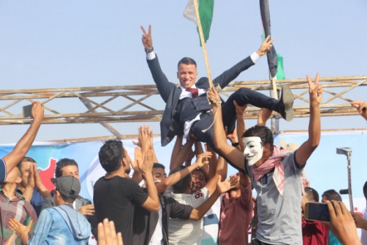 صور: عريس فلسطيني يقيم حفل زفافه خلال مسيرات العودة