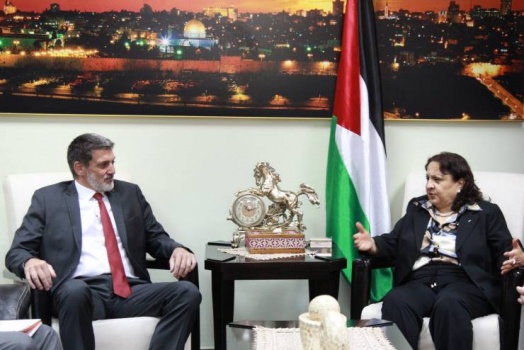 د. الكيلة تطالب الصليب بتسهيل زيارة الطواقم الطبية للأسرى