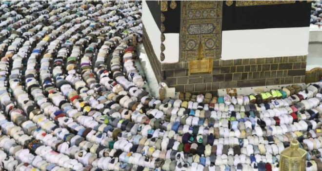 استعدادا لموسم الحج.. رفع كسوة الكعبة ثلاثة أمتار