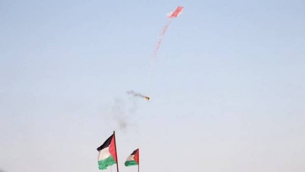 غانتس يهدد غزة: صاروخ مقابل كل طائرة ورقية