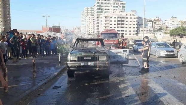 حدث في غزة..سائق يحرق سيارته بسبب مخالفة..والشرطة توضح
