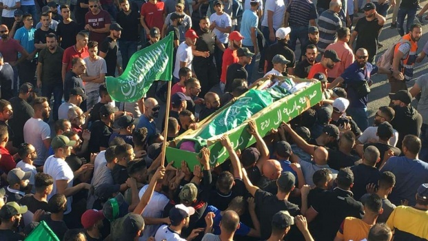 القدس: آلاف المواطنين يشيعون جثمان الشهيد عبيد في العيسوية(صور)