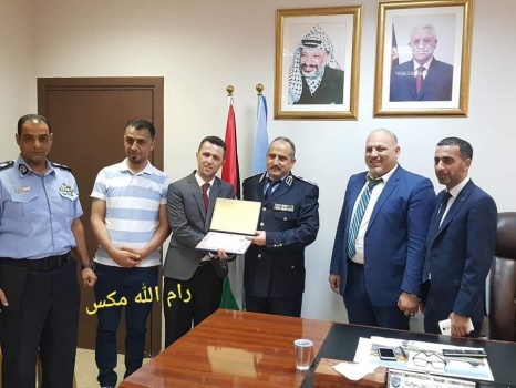 بعد عثورهما على مبلغ مالي …شرطة جنين تكرم محاميين لأماناتهما