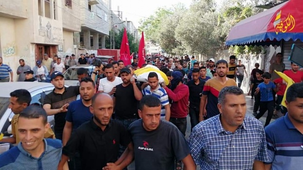 صور..تشييع جثمان شهيد من رفح احتجزه الإحتلال قبل شهور