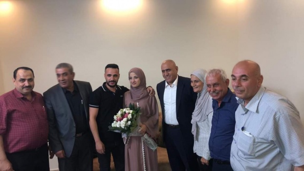 محافظ جنين يهنأ الطالببتن ملايشة و غانم بمناسبة التفوق في امتحان الانجاز