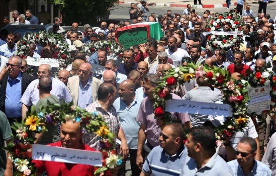 صور وفيديو...موكب جنائزي مهيب في وداع المناضل بسام الشكعة