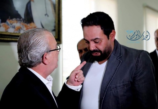 بالصور:الفنان عماد فراجين يعتذر للنادي الفيصلي عبر جاهة صلح