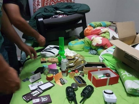 صور..المخابرات والشرطة في رام الله تضبطان معملا لزراعة المخدرات داخل منزل