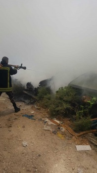 صور...الدفاع المدني يخمد حريق مركبات غير قانونية في جنين