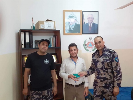 جنين:مواطن يستعيد محفظته ومبلغ من المال بعد ان عثر عليها رجل دفاع مدني