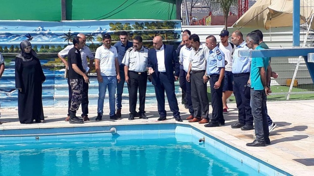 محافظ جنين يتفقد عدد من المسابح والمنتزهات للوقوف على التزامها بشروط السلامة العامة