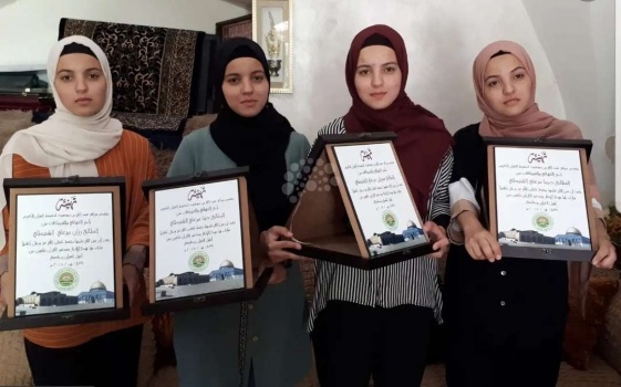 أربع توائم فلسطينيات يتَوِّجَن حفظهن للقرآن بتفوق الثانوية العامة