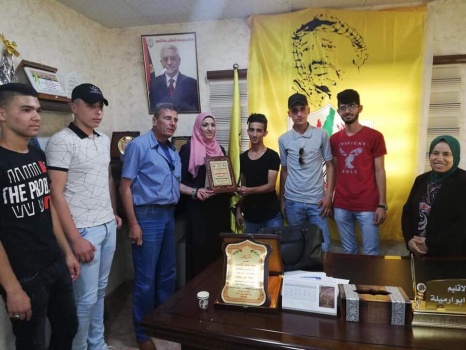 الشبيبة الثانوية في جنين تكرم صاحبة مبادرة كُتيّب قدوتنا رئيسنا المعلمة اريج عطياني وطالباتها