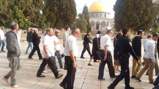 مستوطنون وعلى رأسهم وزير إسرائيلي يقتحمون الأقصى