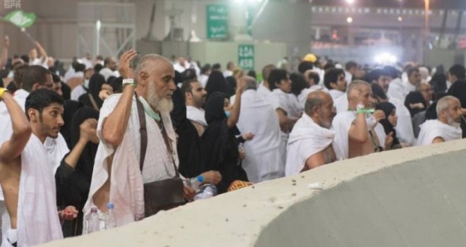 الحجاج يرمون جمرة 'العقبة الكبرى'