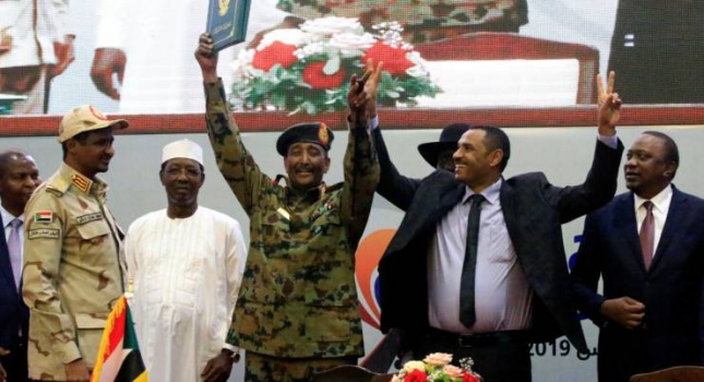 أعضاء مجلس السيادة السوداني يؤدون اليمين