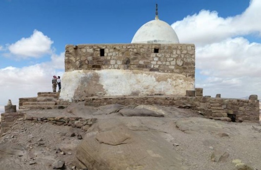 الأردن يغلق مقام النبي هارون بعد صلاة إسرائيليين فيه