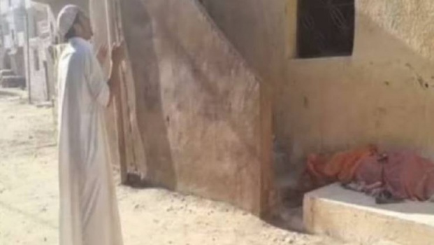 رعب في مصر.. شاب يخرج أمه الميتة من قبرها!