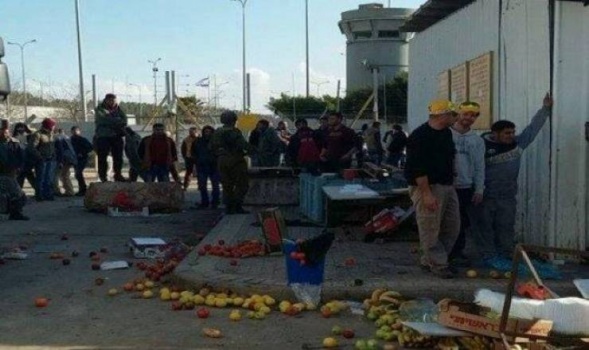 الخليل: الاحتلال يتلف بسطات الباعة ويخلف خسائر مادية