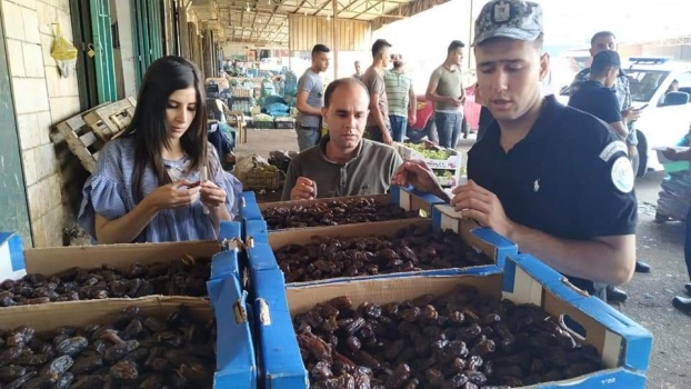 الضابطة الجمركية تضبط أكثر من نصف طن "تمور " فاسدة في جنين