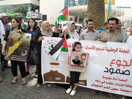 وقفة في نابلس تضامنا مع الأسرى المضربين والمرضى